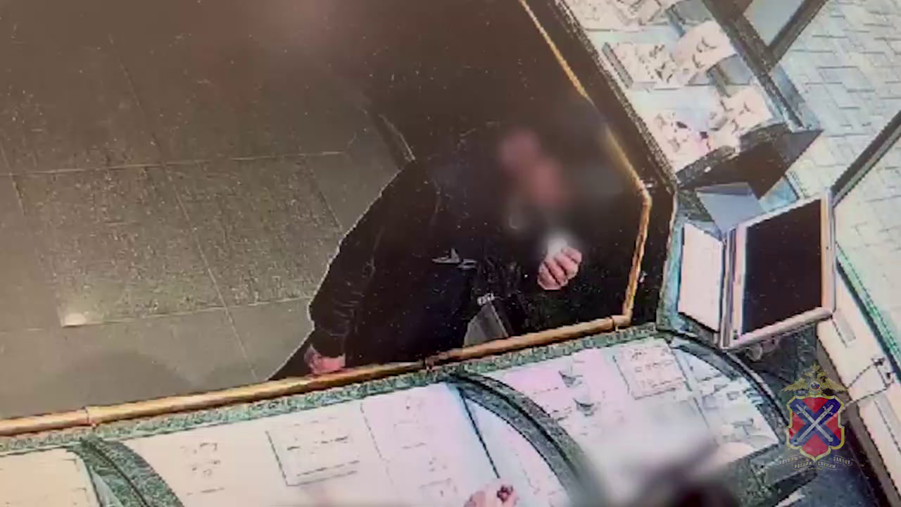 Примерил и ушел: волгоградца задержали по подозрению в грабеже из ювелирного магазина