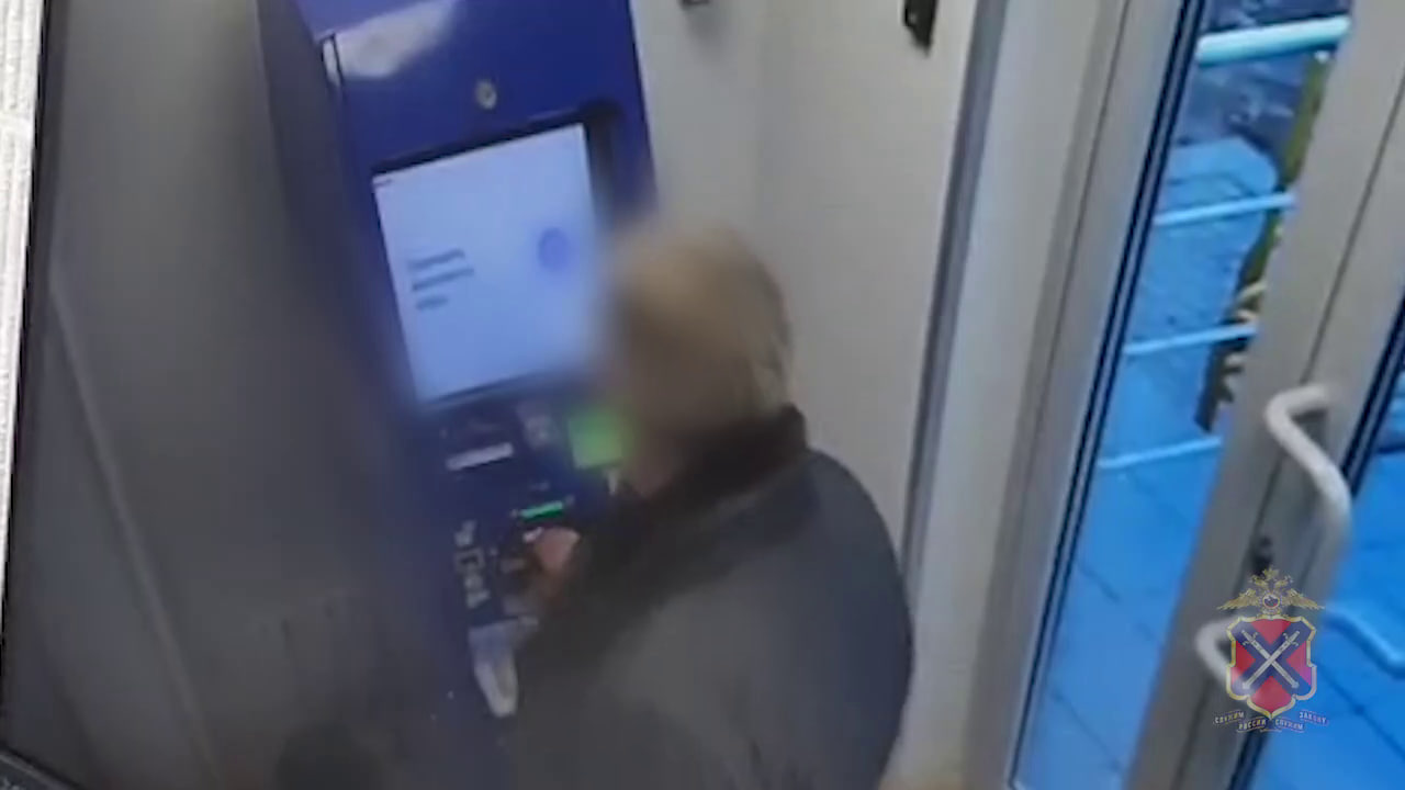 Волгоградец, укравший деньги из банкомата, попал на видео