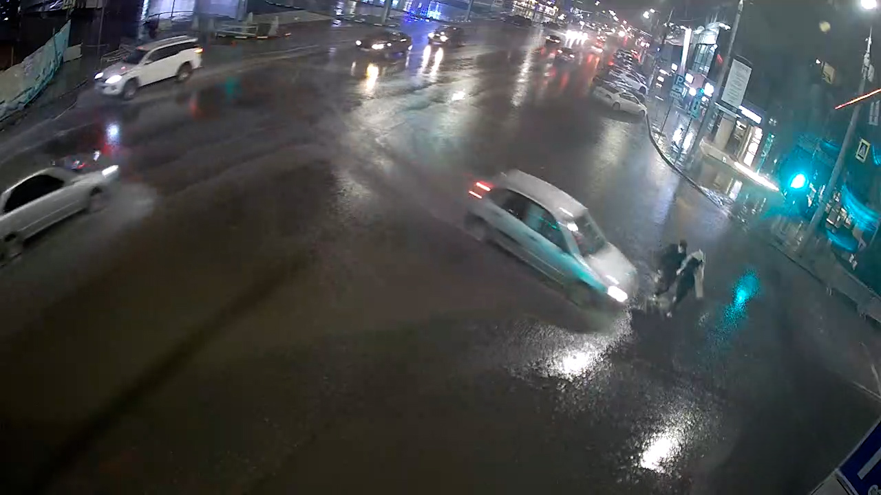 Момент наезда легковушки на девушку в центре Волгограда попал на видео