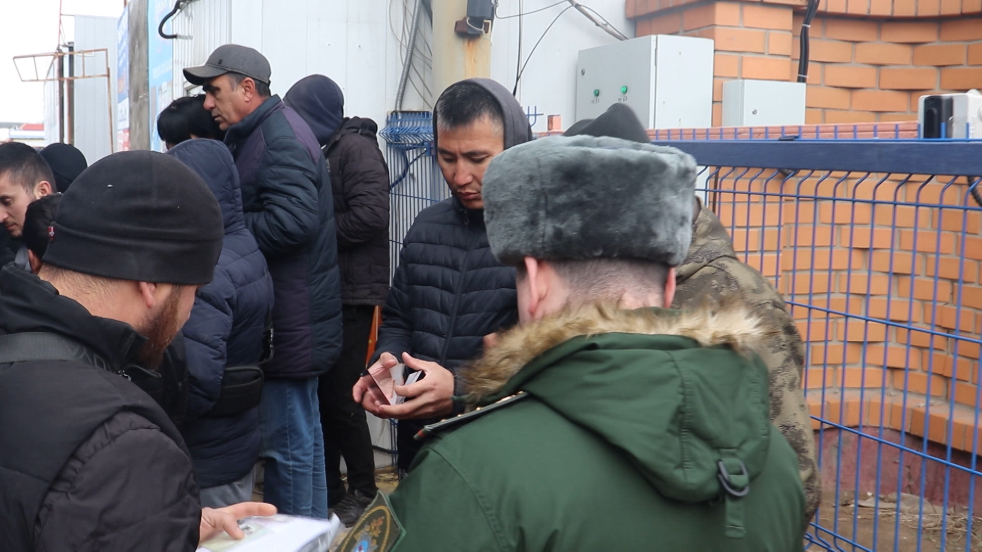 Восьмерых мужчин задержали в ходе межведомственного рейда в Дзержинском районе Волгограда