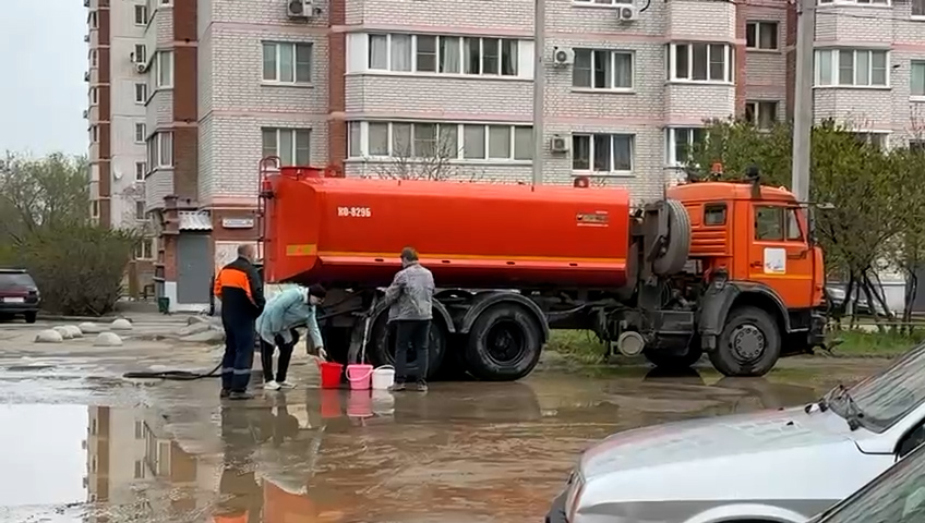 На Спартановке в Волгограде магазины закупили партию воды после коммунальной аварии