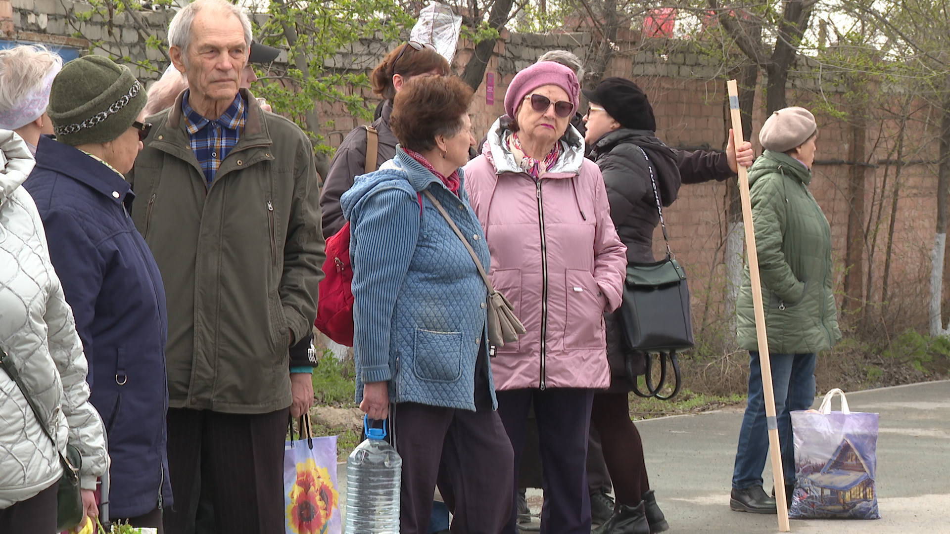 В 7:00 уже на остановке: первые дачники воспользовались сезонными автобусами в Волгограде