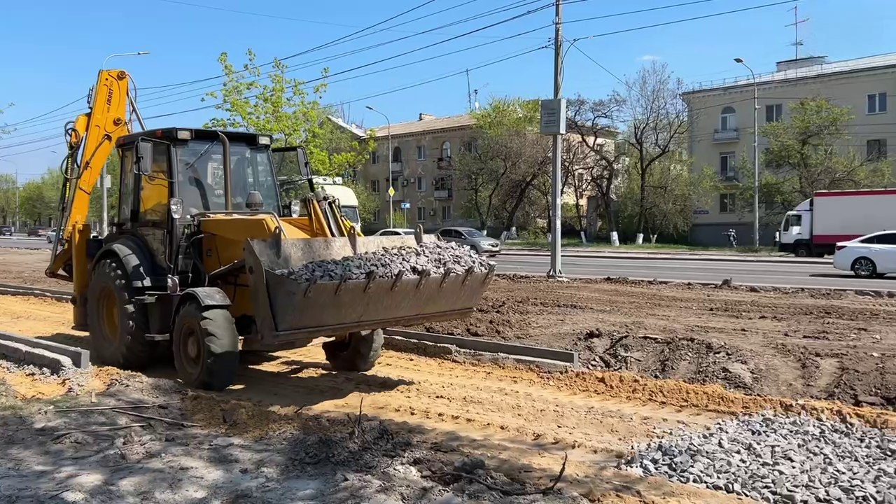 В Волгограде обустраивают пешеходные дорожки у ЗАГСа в Советском районе