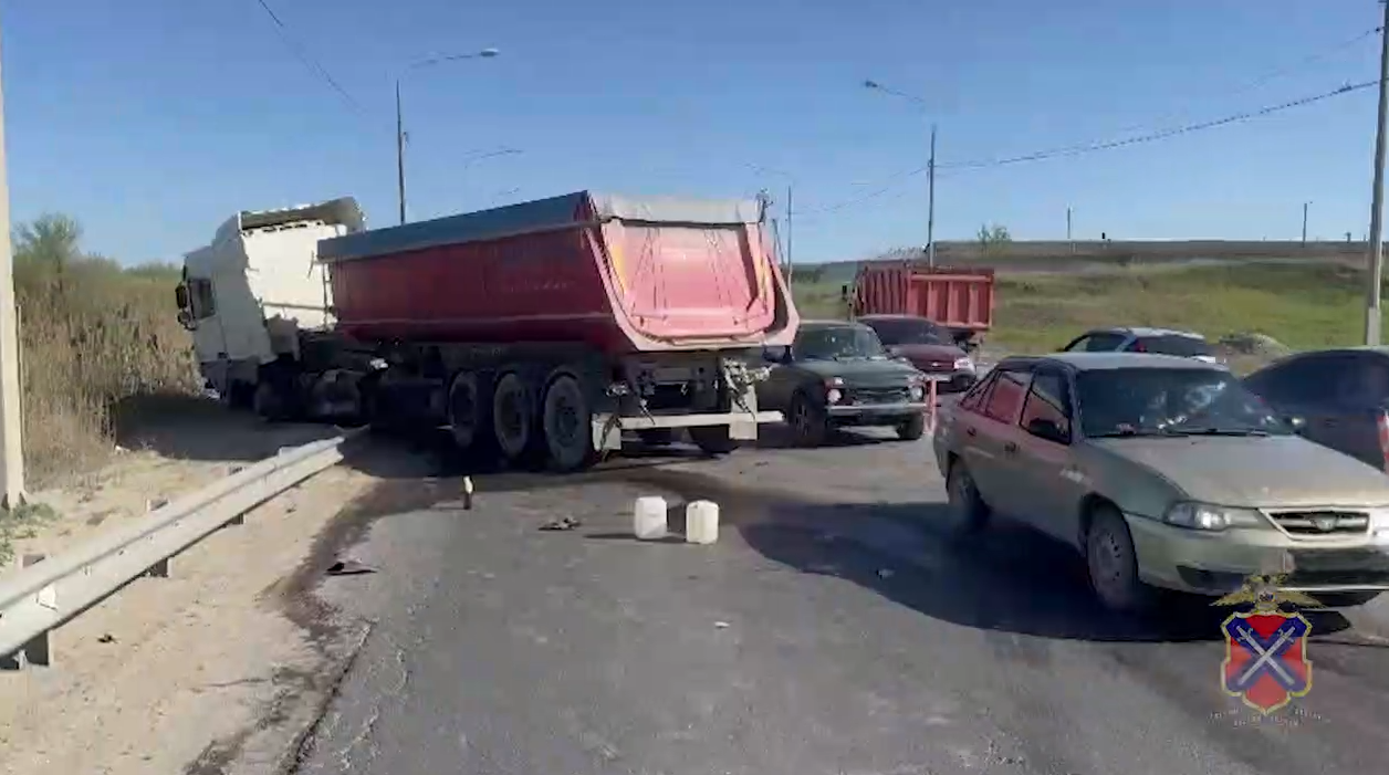 В Волгограде в массовом ДТП с грузовиком пострадали два водителя