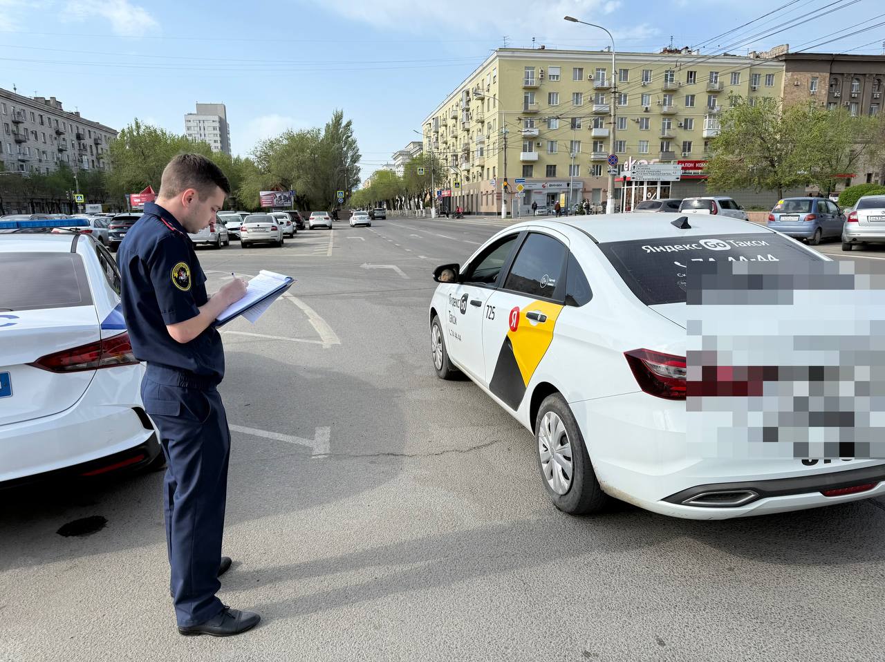 Следователи выясняют обстоятельства смерти водителя такси в центре Волгограда