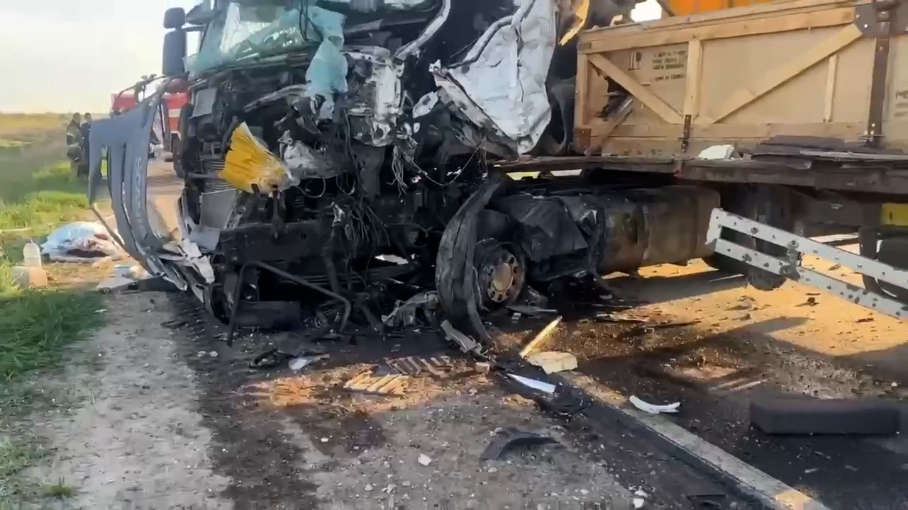 Водитель погиб: два грузовика столкнулись на федеральной трассе в Волгоградской области