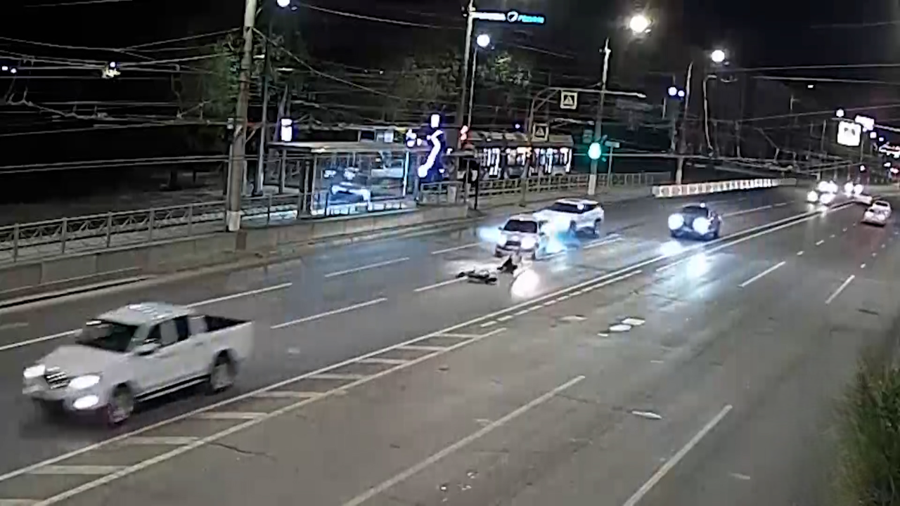 Момент наезда легковушки на самокатчика в Волгограде попал на видео