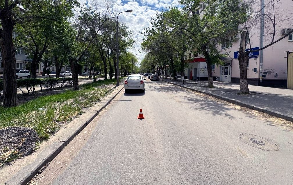 8-летняя девочка попала под колеса отечественной легковушки на юге Волгограда
