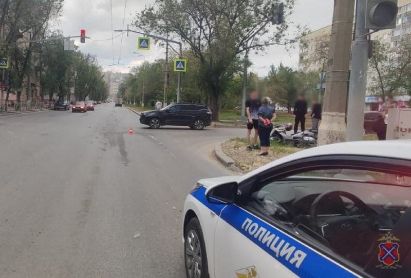 Водитель мопеда попал в больницу после столкновения с машиной в Волгограде