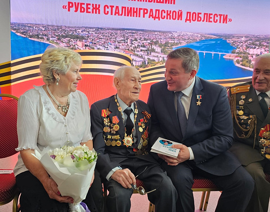 Андрей Бочаров вручил знак «Почетный гражданин Волгоградской области» 101-летнему ветерану