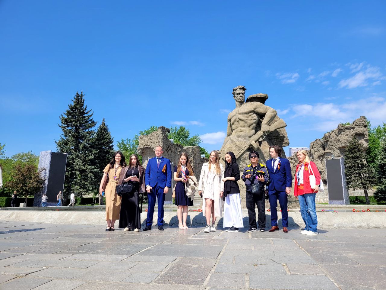 Иностранные блогеры знакомятся с памятными местами города-героя Волгограда