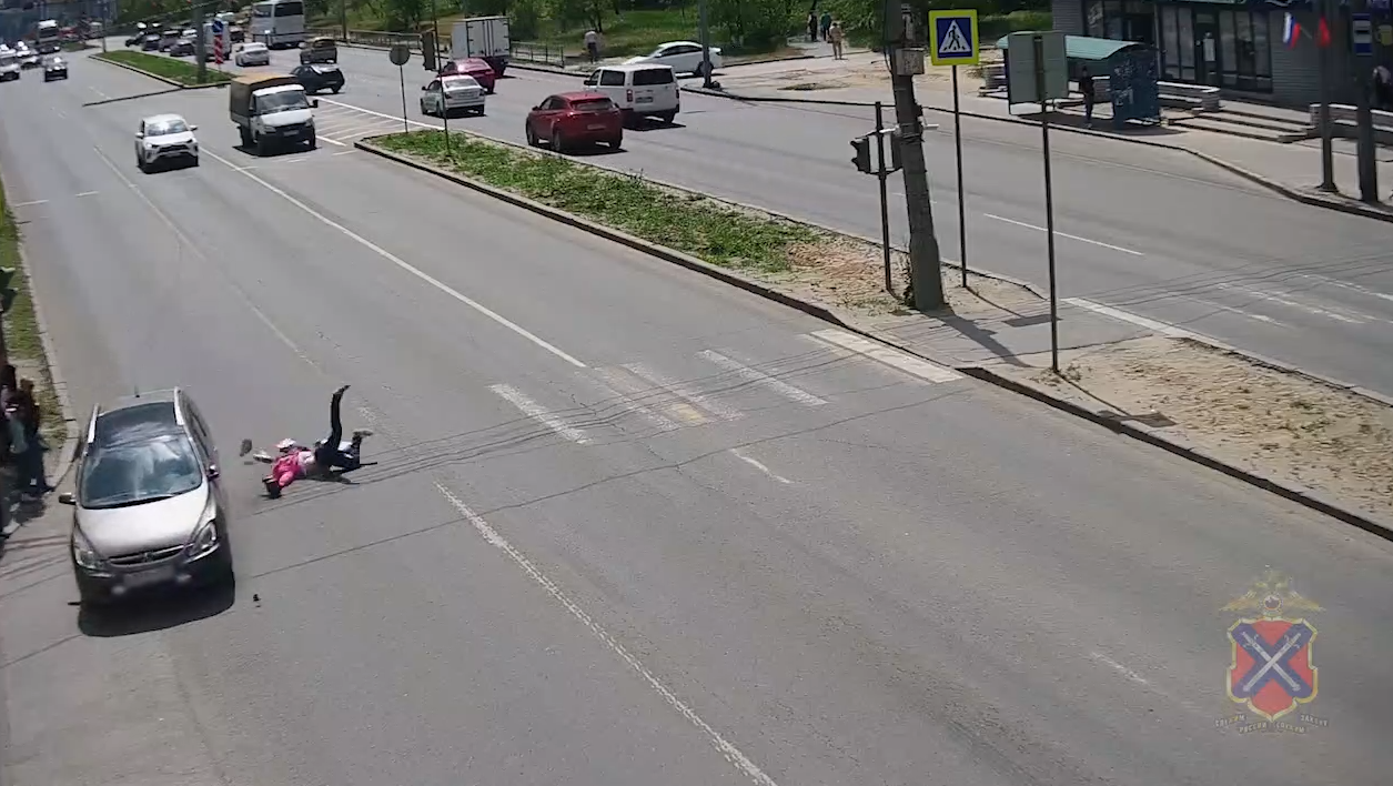 В Волгограде на камеры попал момент наезда машины на женщину