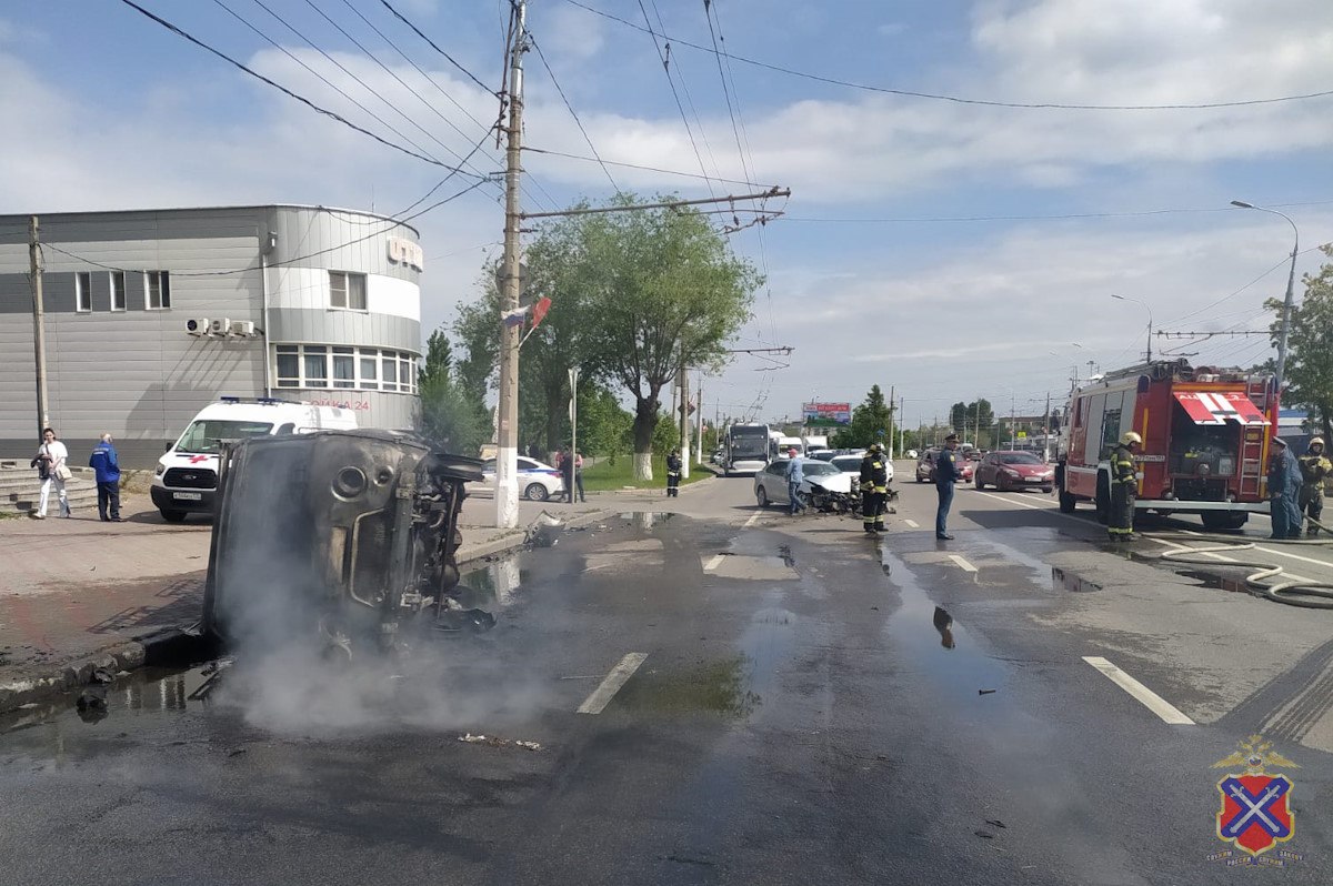 В региональном ГУ МВД рассказали об обстоятельствах аварии с возгоранием в центре Волгограда