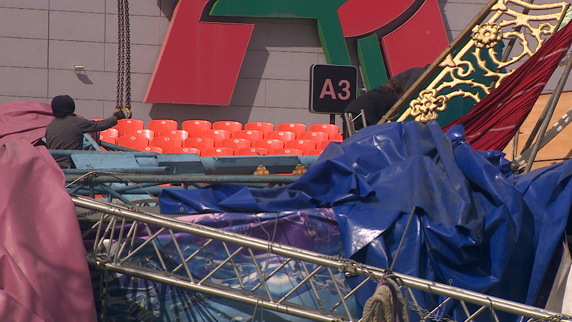 Шатер цирка повалило ураганным ветром в Волгограде