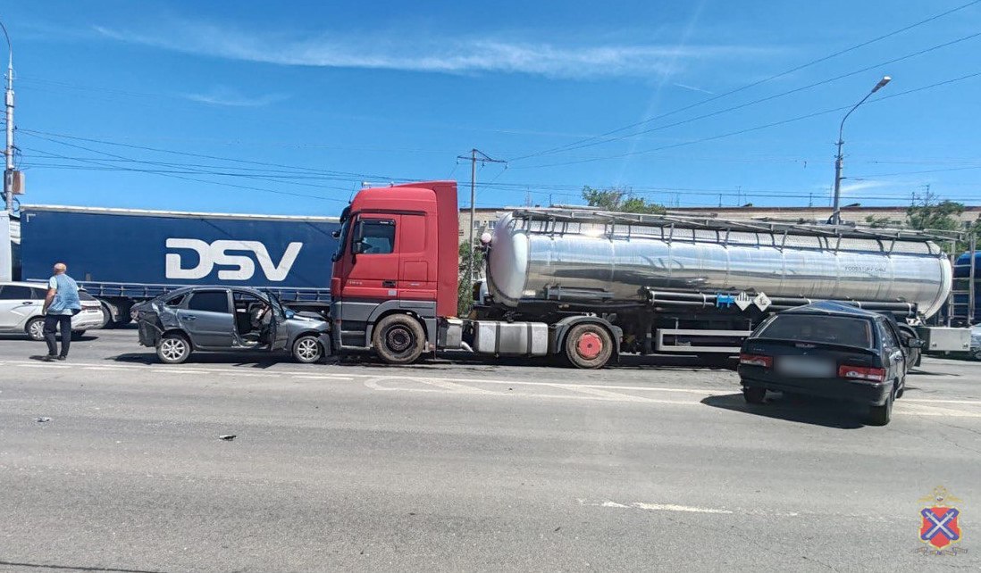 Двое человек пострадали в массовом ДТП в Волгограде