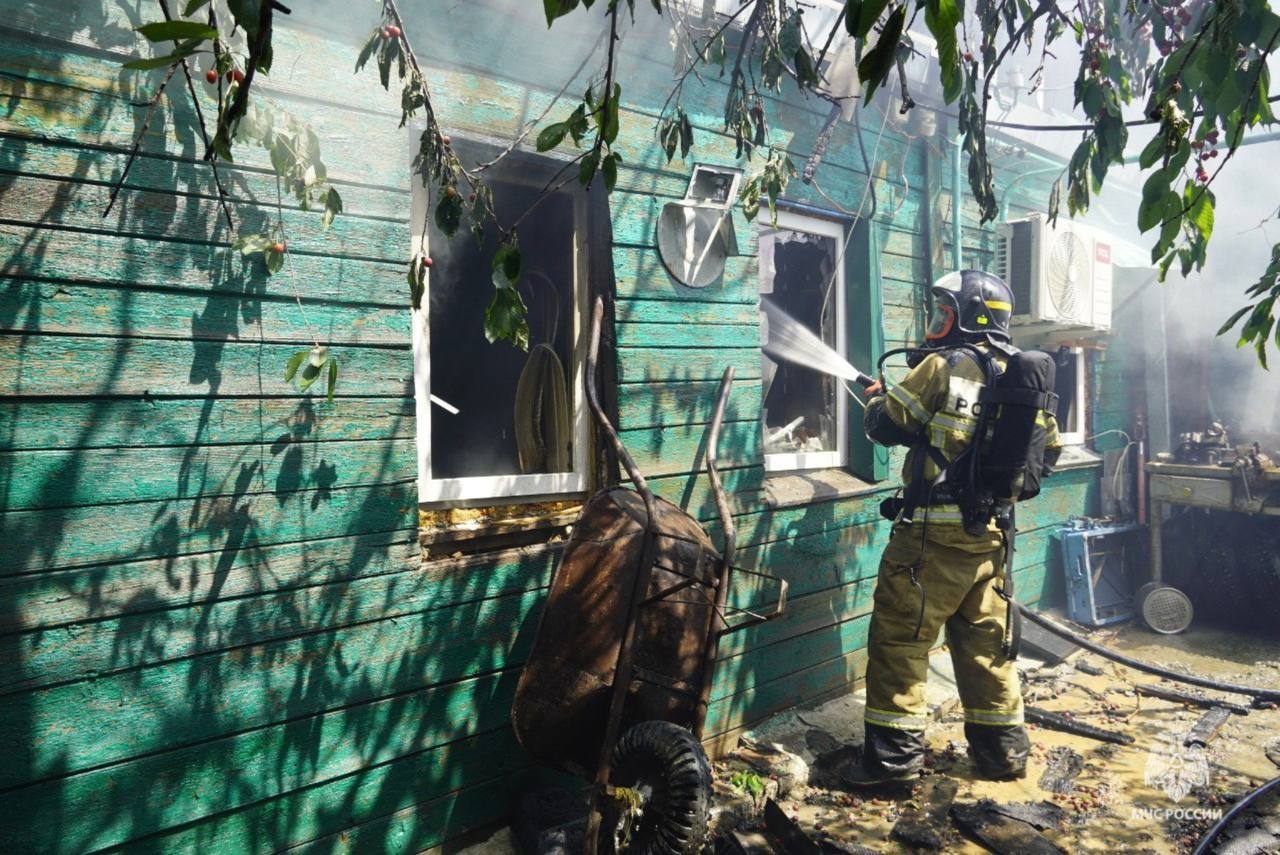 В Волгограде из-за неисправной проводки сгорел частный дом