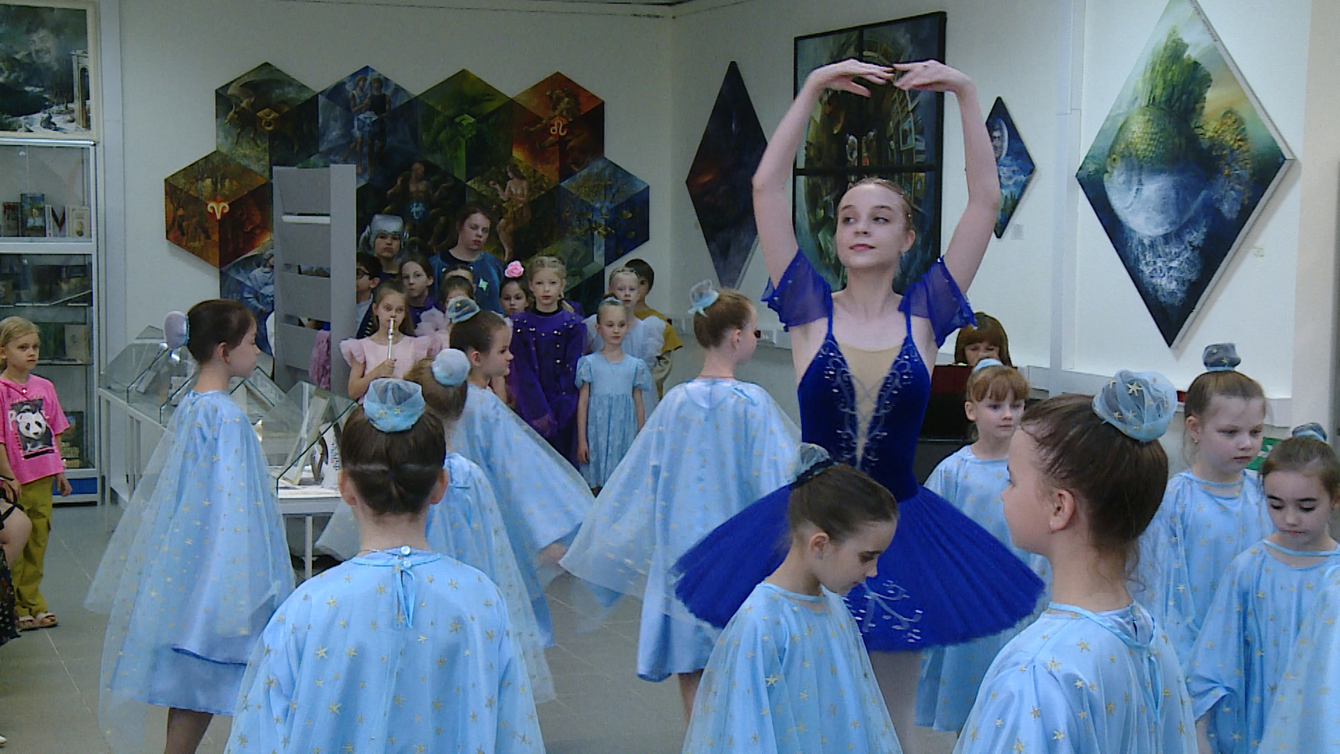 Юные волгоградцы показали мюзикл «Маленький принц» в галерее Владислава Коваля
