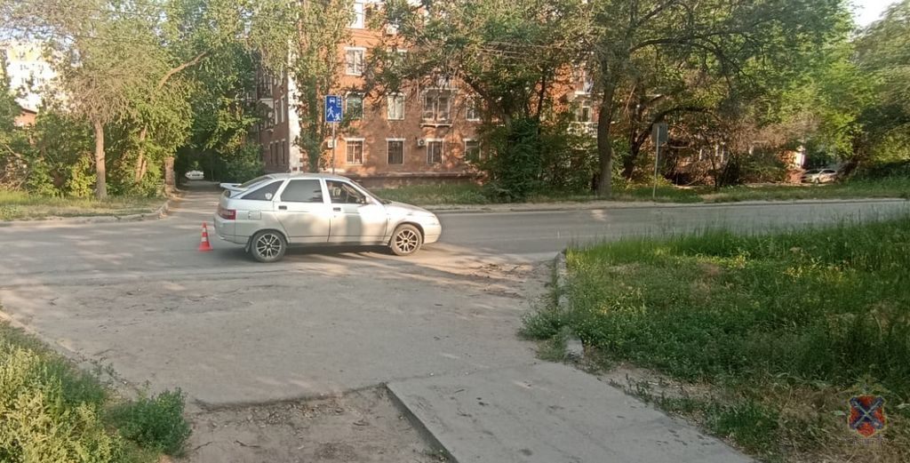 В Волгограде 11-летнюю девочку госпитализировали после наезда машины