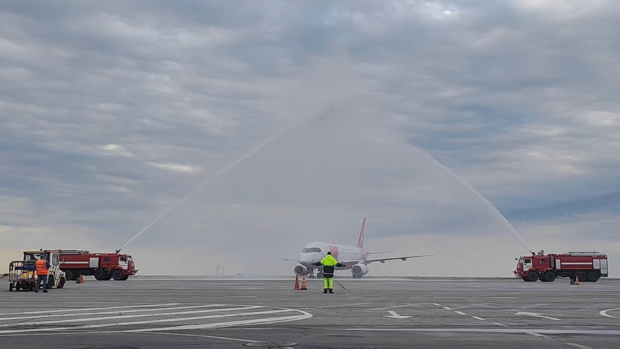 В аэропорту Волгограда водяной аркой встретили первый рейс из Махачкалы