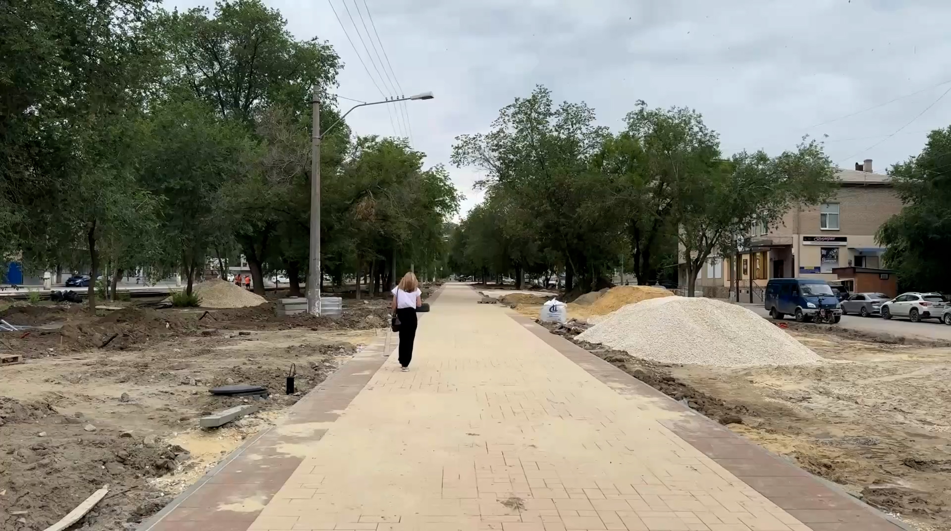 На проспекте Металлургов в Волгограде продолжают обновлять пешеходную зону