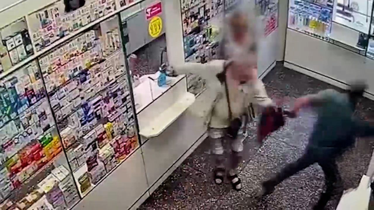 Волжанин украл свыше 9 тысяч рублей у пенсионера в городской аптеке