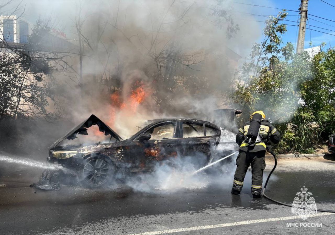 В Волгограде пожар уничтожил автомобиль