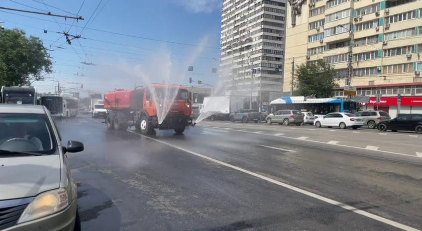 Поливомоечные машины спасают волгоградцев от изнуряющей жары