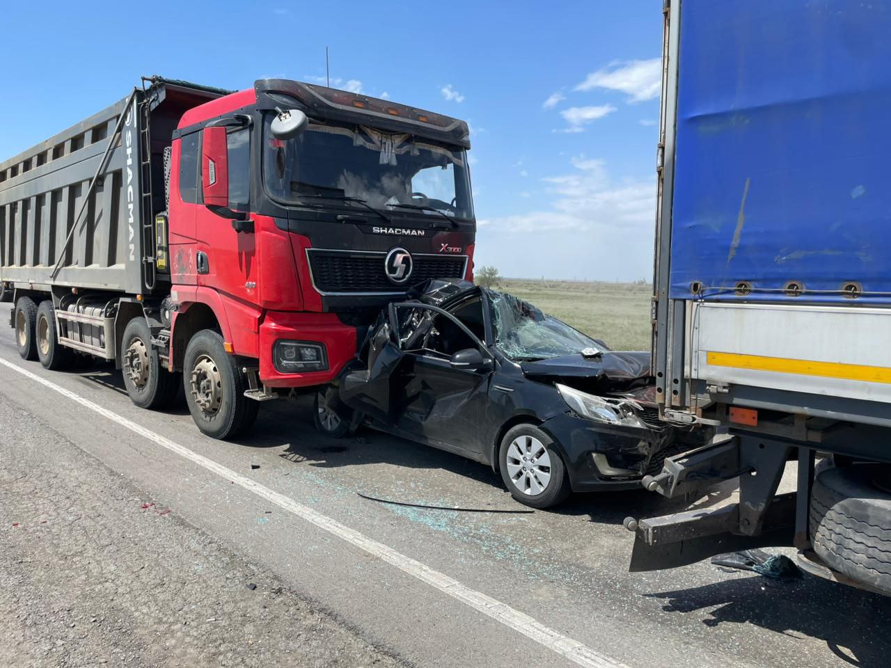 Водитель легковушки пострадал в ДТП с двумя фурами под Волгоградом