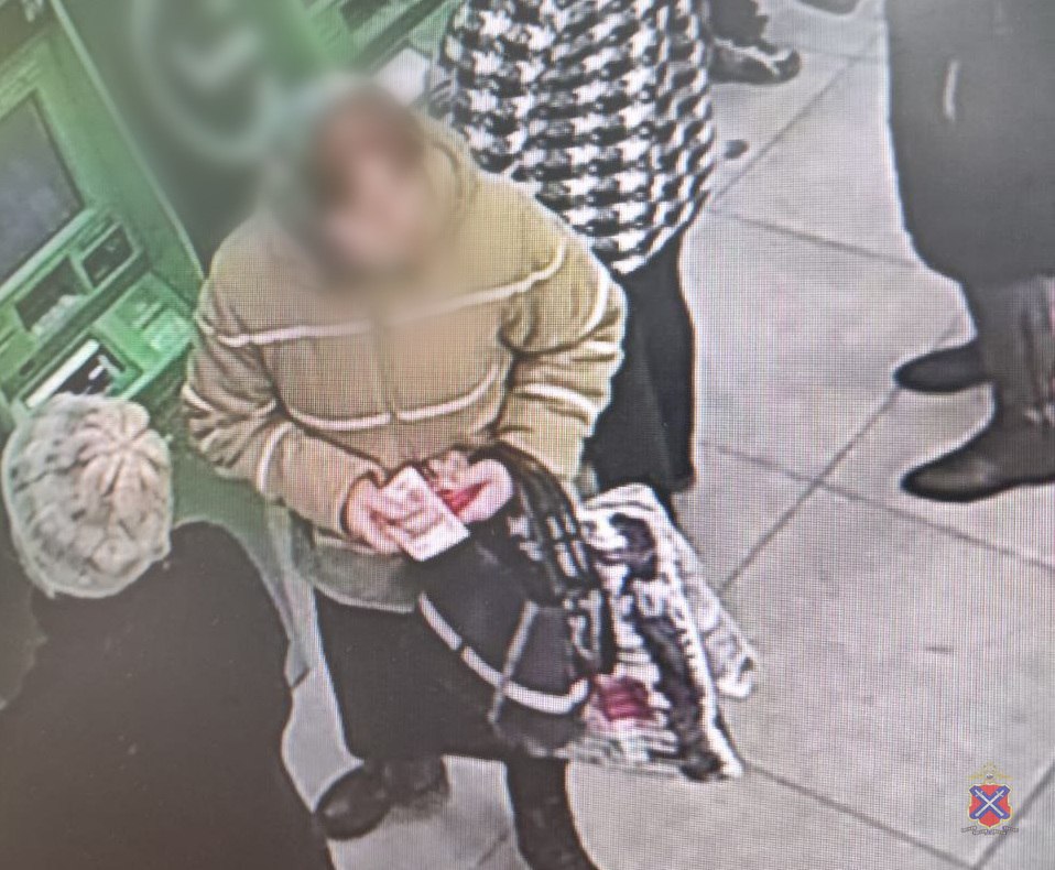 В Волгоградской области пенсионерку задержали за кражу 50 тысяч рублей из банкомата