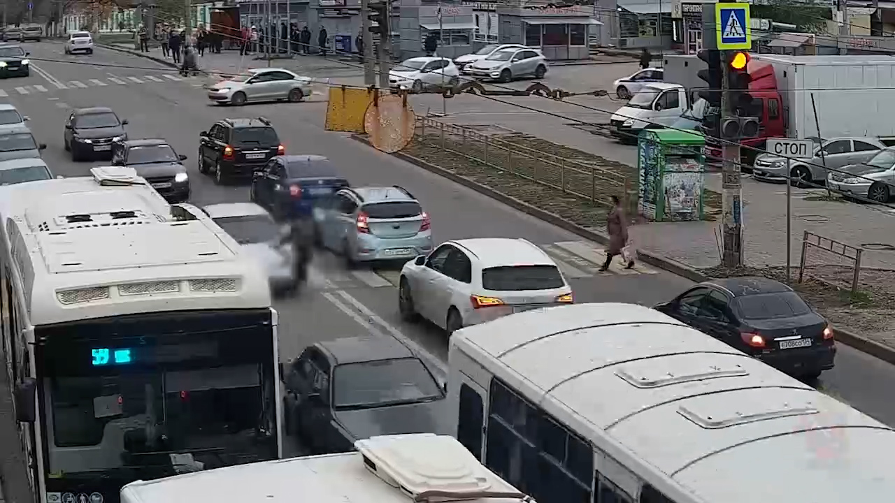 Момент наезда легковушки на подростка в Волгограде сняли камеры видеонаблюдения