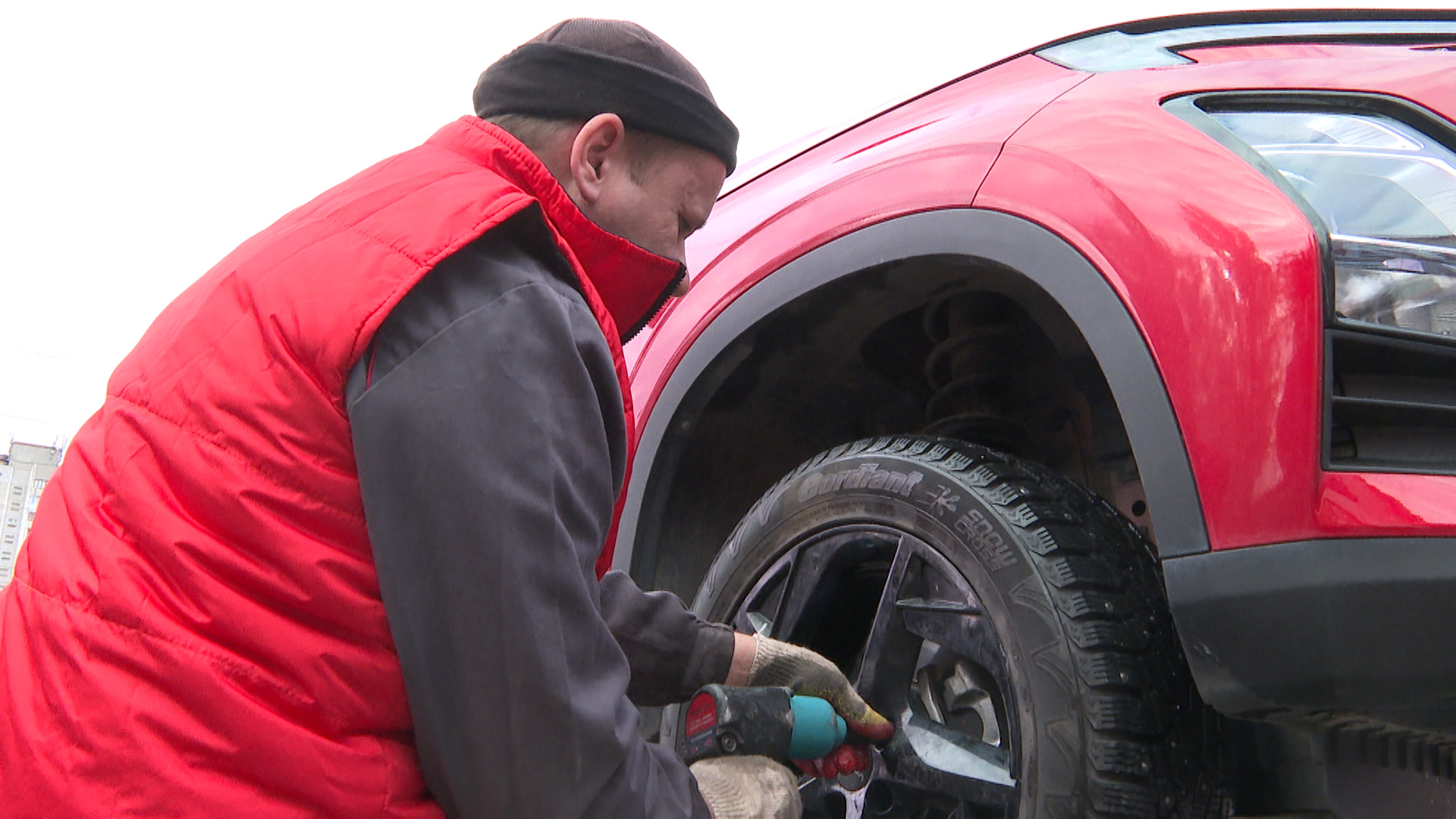 Пока нет очередей: волгоградские водители начали устанавливать зимнюю резину