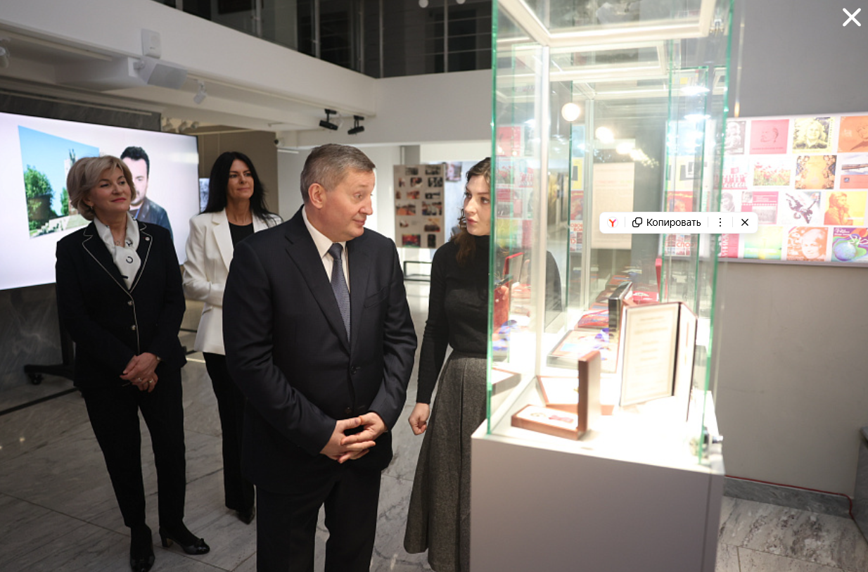 Андрей Бочаров посетил выставку личных наград Александры Пахмутовой