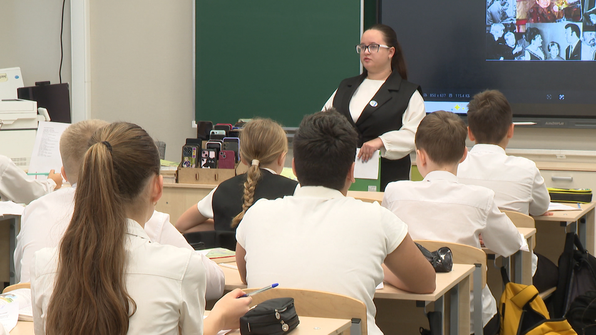 Песни Александры Пахмутовой звучат вместо звонков в школе Волгограда