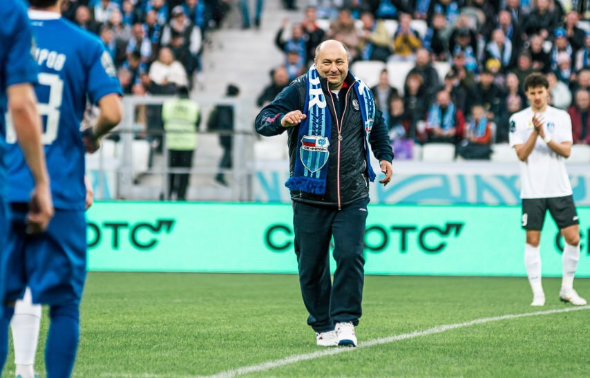 Тяжелоатлет Алексей Петров нанес удар по мячу перед матчем «Ротор» – «Шинник» в Волгограде