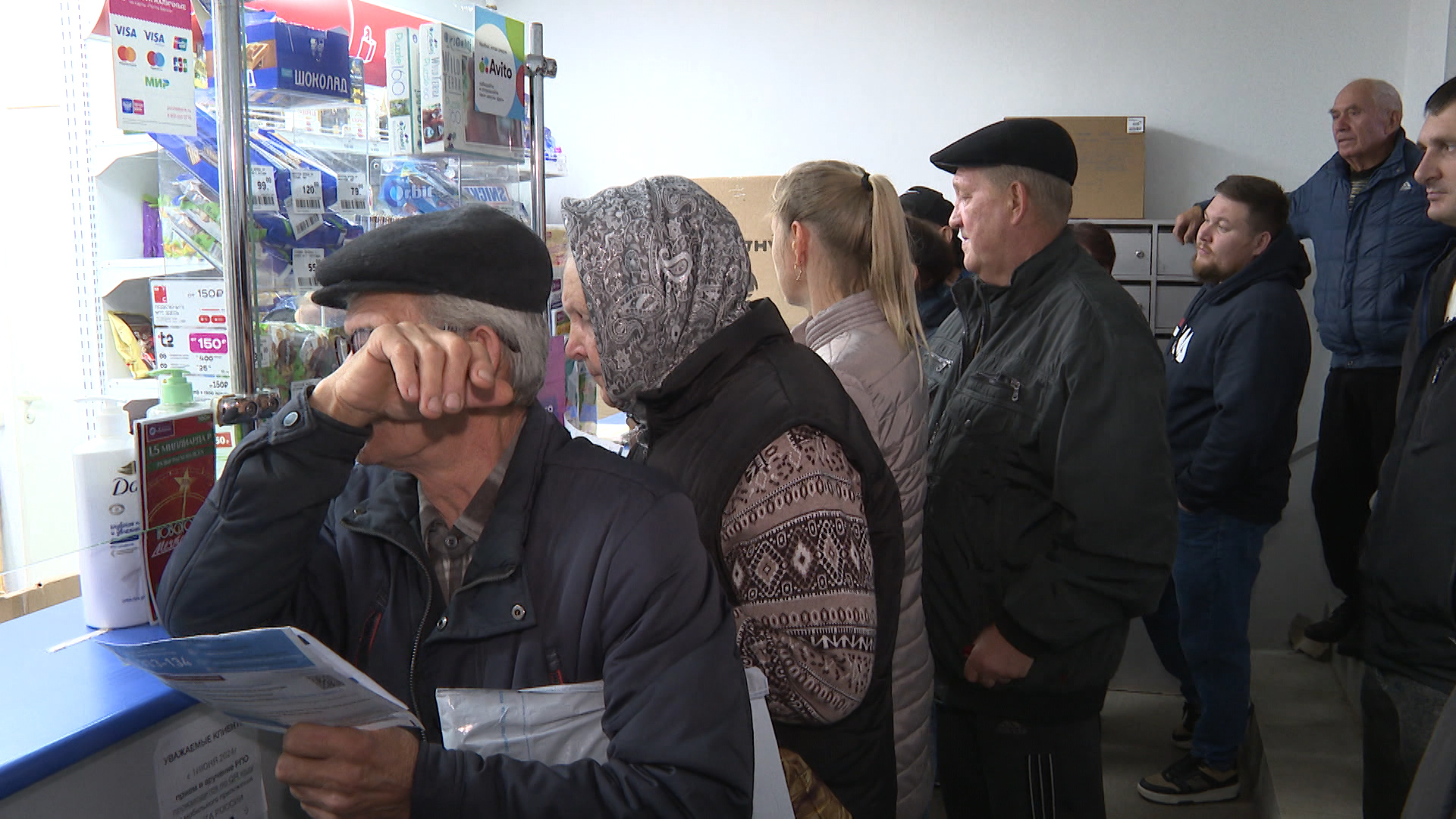 В очереди по 5 часов: жители Ерзовки не могут получить посылки и письма на почте