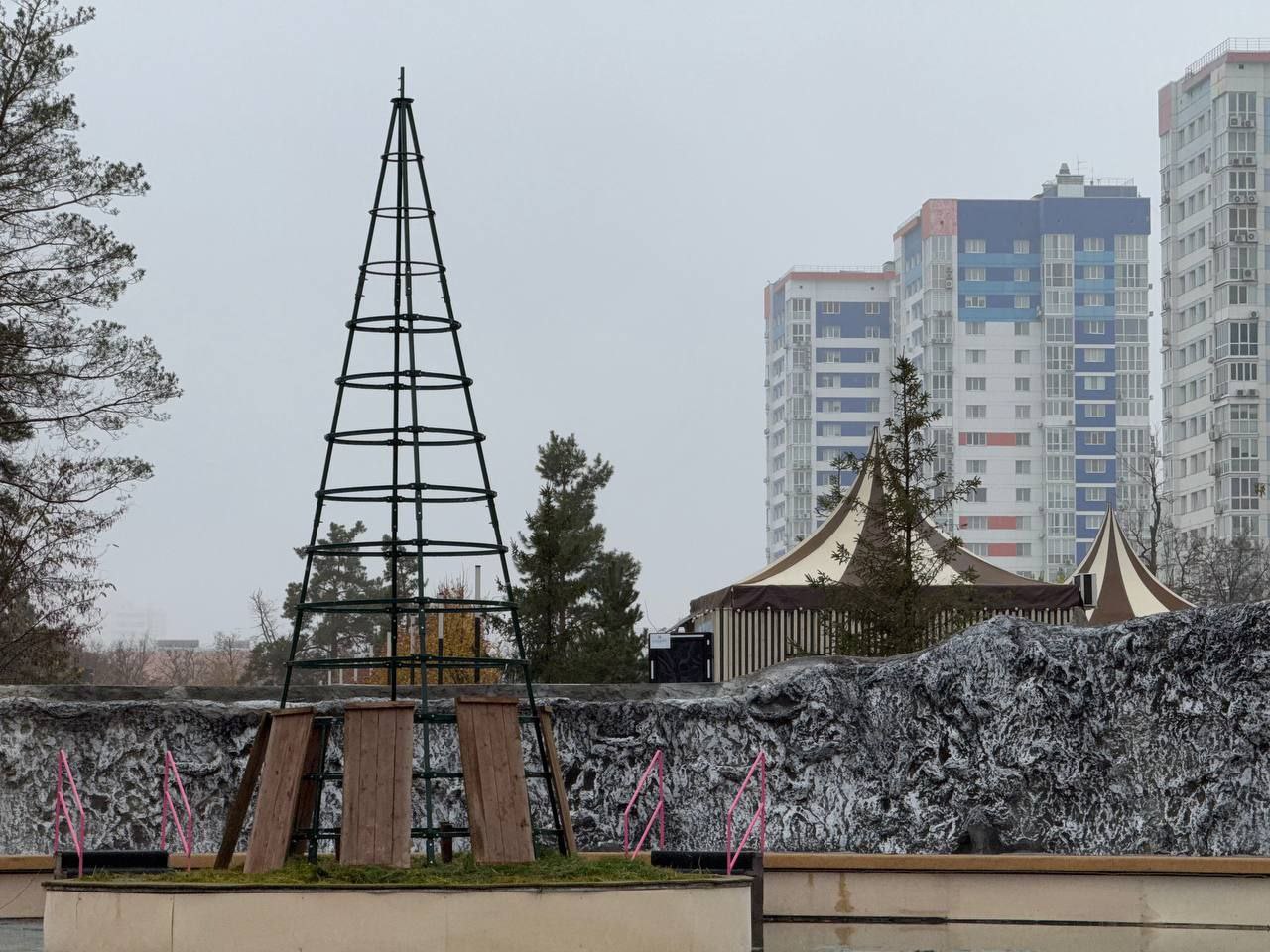 Семиметровую новогоднюю ель начали устанавливать на катке в ЦПКиО Волгограда