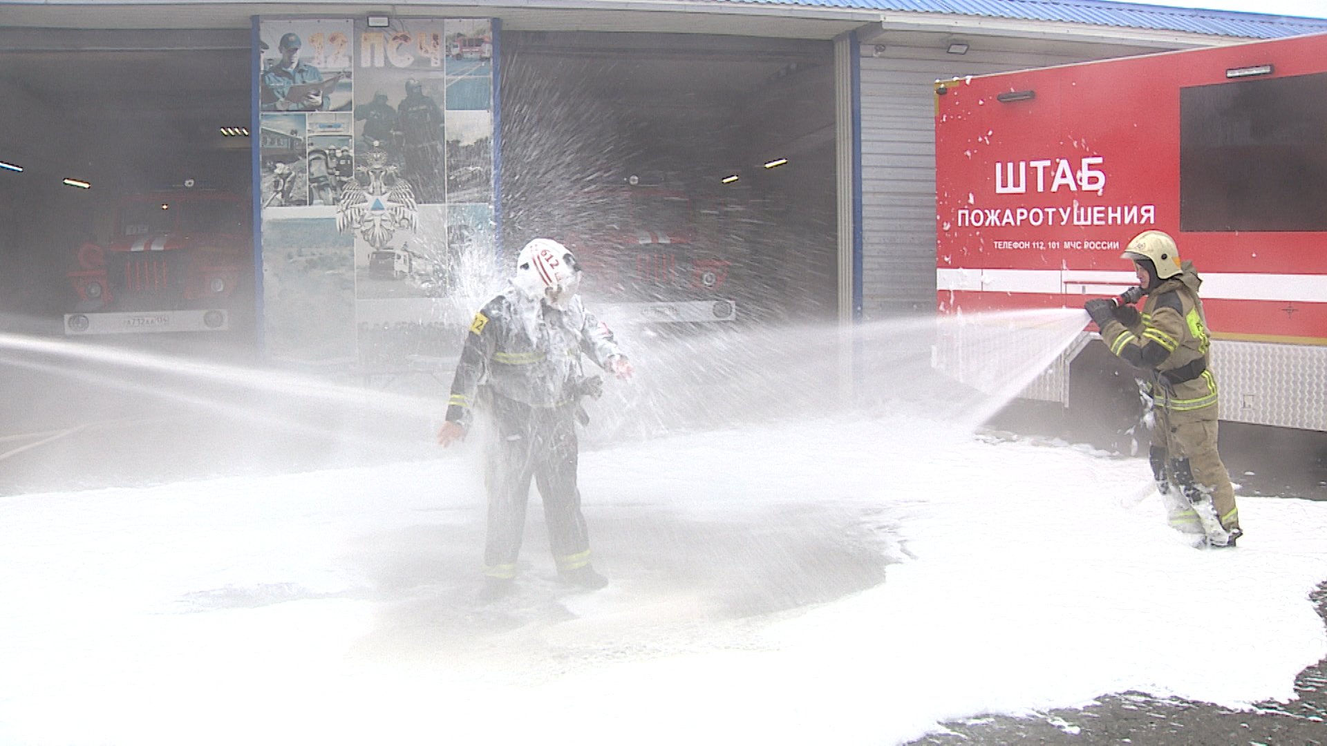 Огнеборца окатили водой перед уходом на пенсию в Волгограде