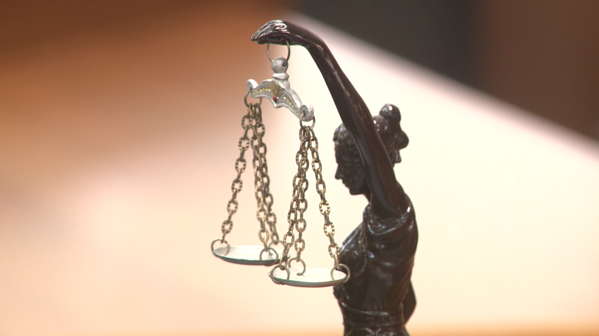 Более 1,8 млн рублей и колония: суд наказал волгоградку за нанесение увечий соседке