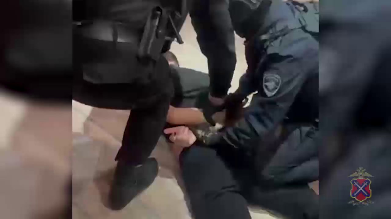 Двоих пособников телефонных мошенников задержали в Волгограде