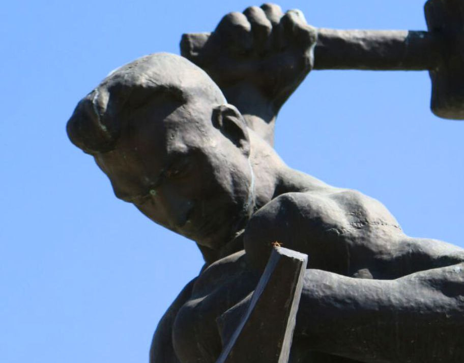 Копию скульптуры «Перекуем мечи на орала» перенесут в Волгограде