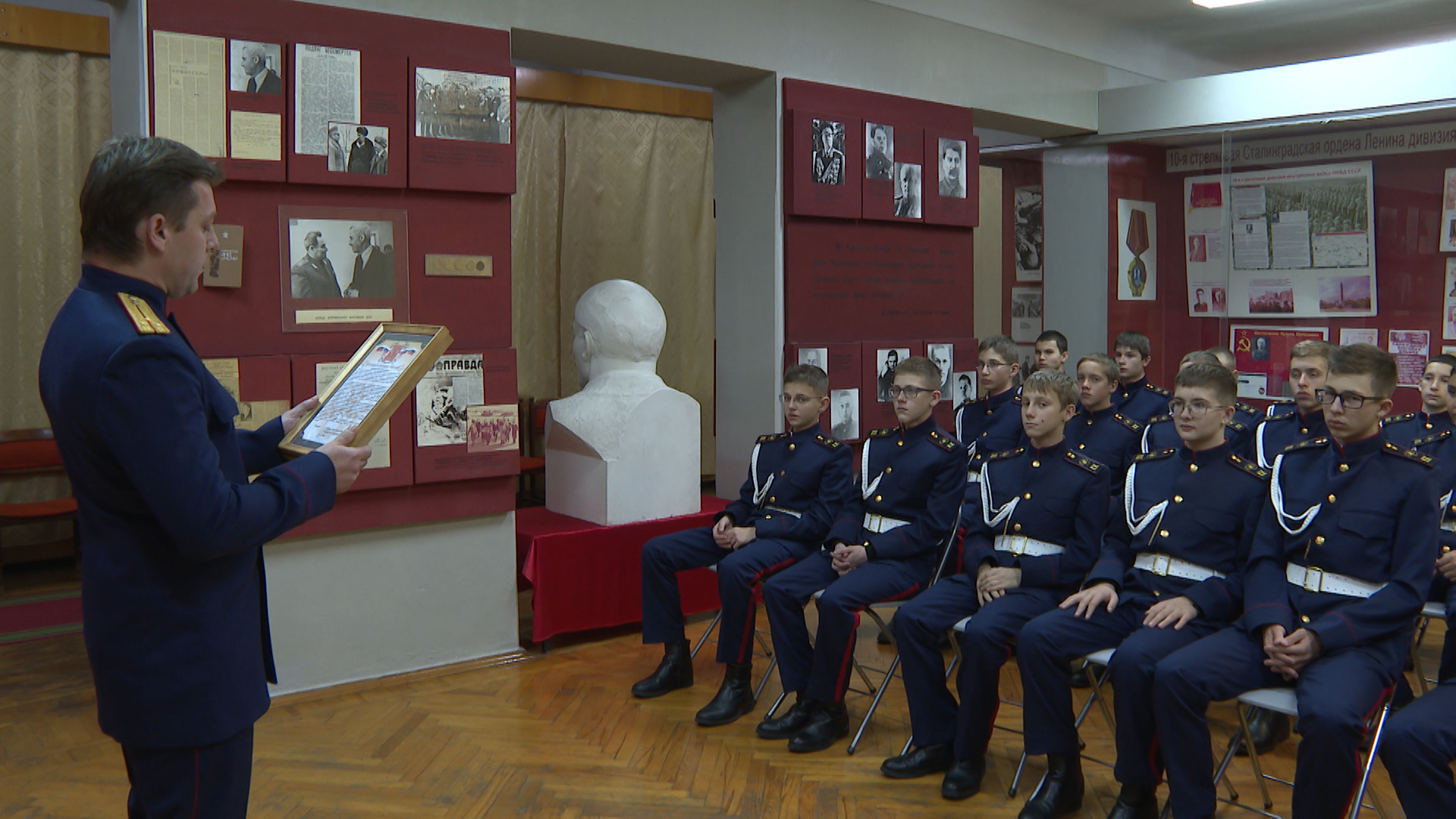 Воспитанники волгоградского кадетского корпуса СКР услышали истории героев в памятный день