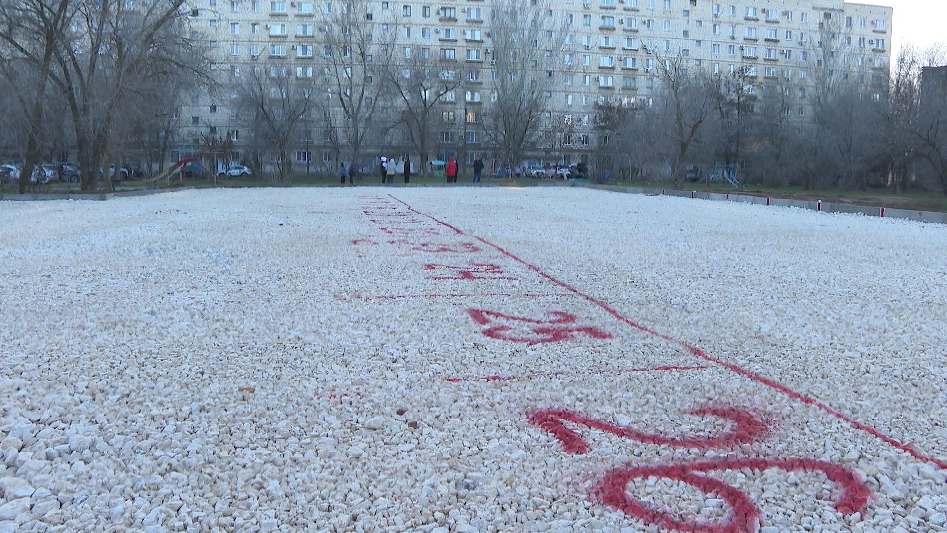 Жители Волжского сами создали благоустроенную парковку во дворе дома