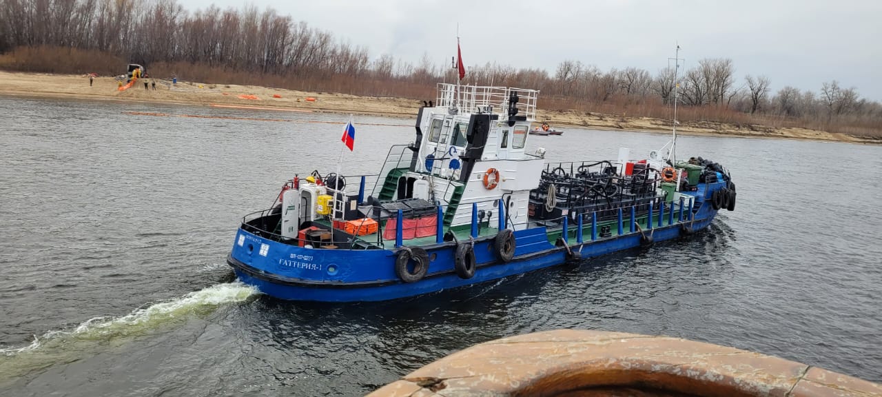 В Волгограде устранили условный разлив дизтоплива на воде