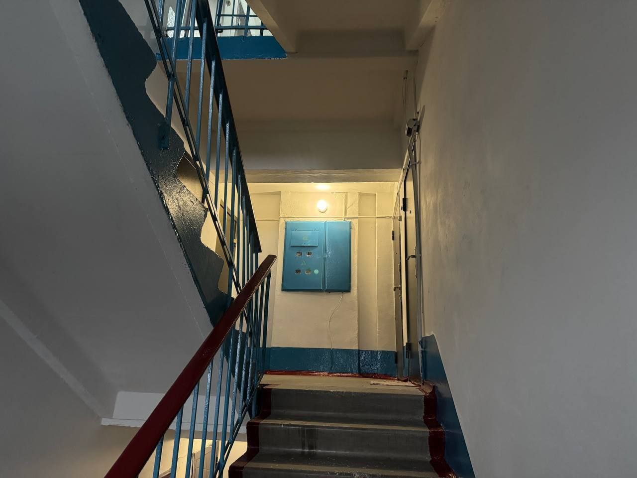 Подъезд дома отремонтировали в Волгоградской области после проверки прокуратуры