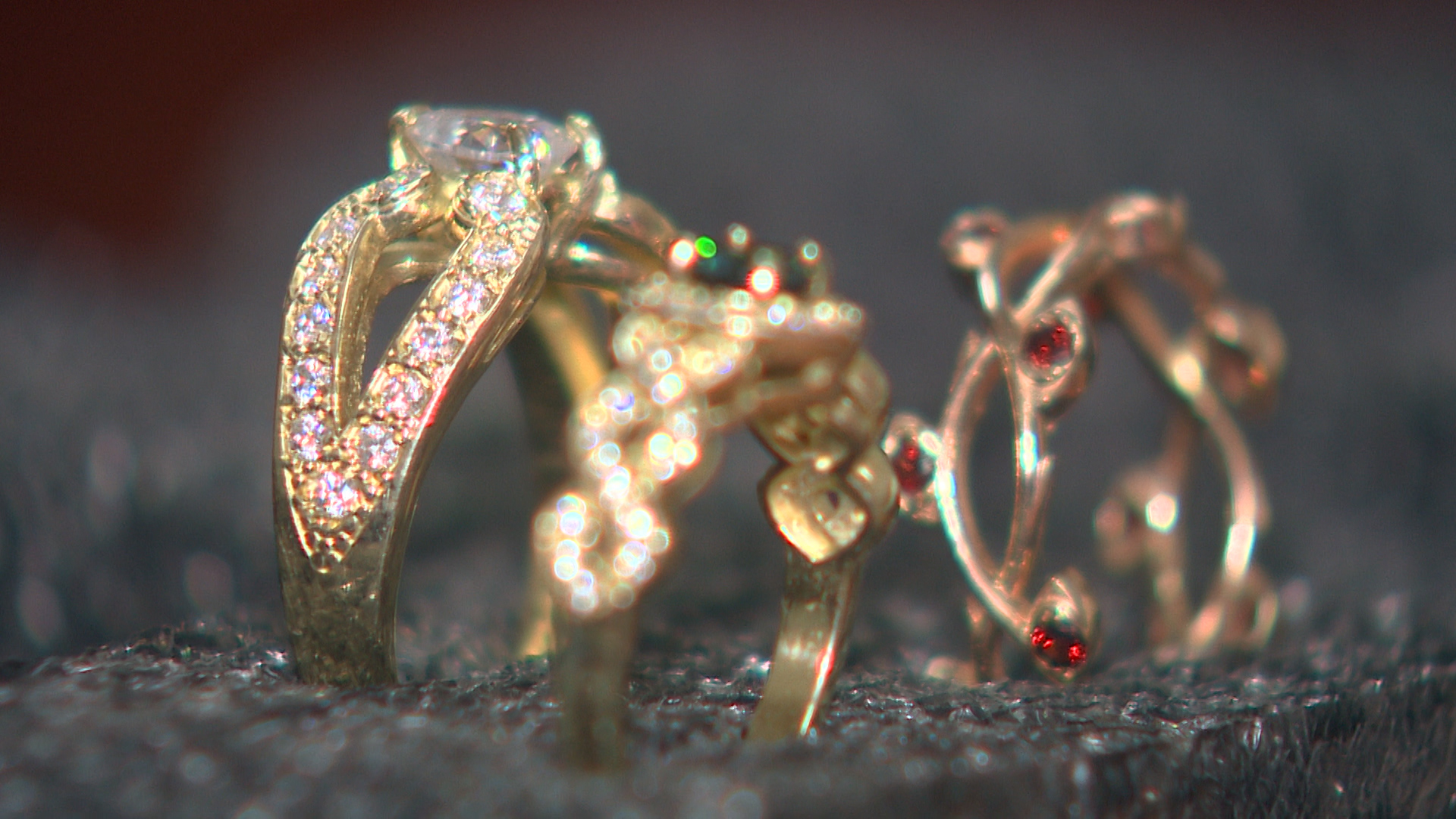 Золото и 100 тысяч рублей: волгоградка спустя год обвинила племянницу в краже