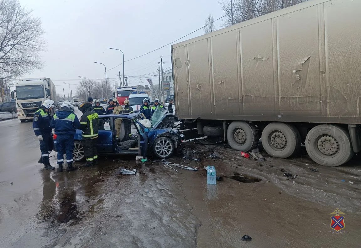 Двое взрослых и двое детей попали в больницу после массового ДТП в Волгограде