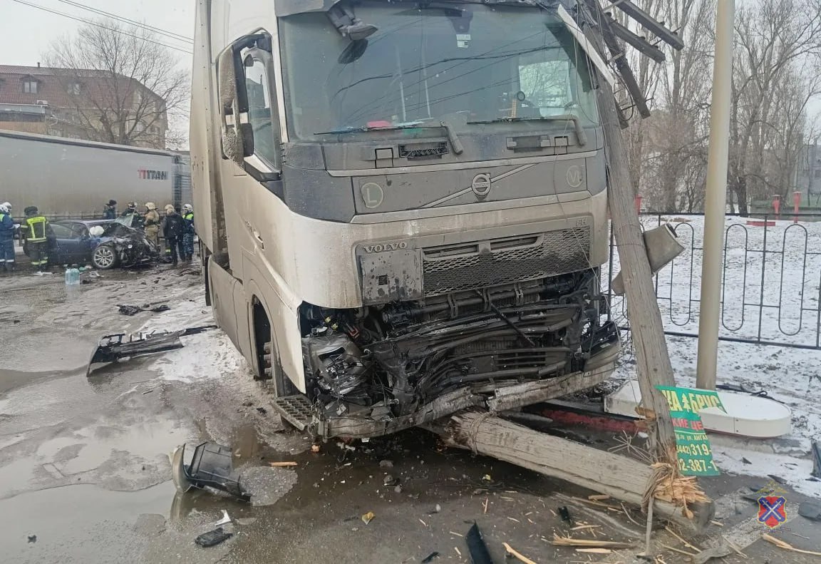 Пассажирка Audi скончалась от тяжелых травм после массового ДТП в Волгограде