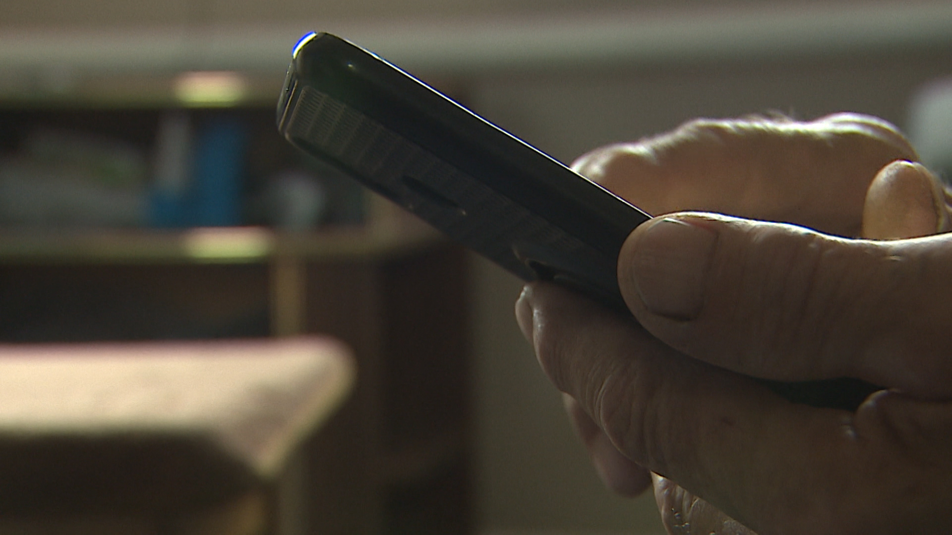 Волгоградец потерял 76 тысяч рублей при попытке купить билеты в театр по просьбе знакомой