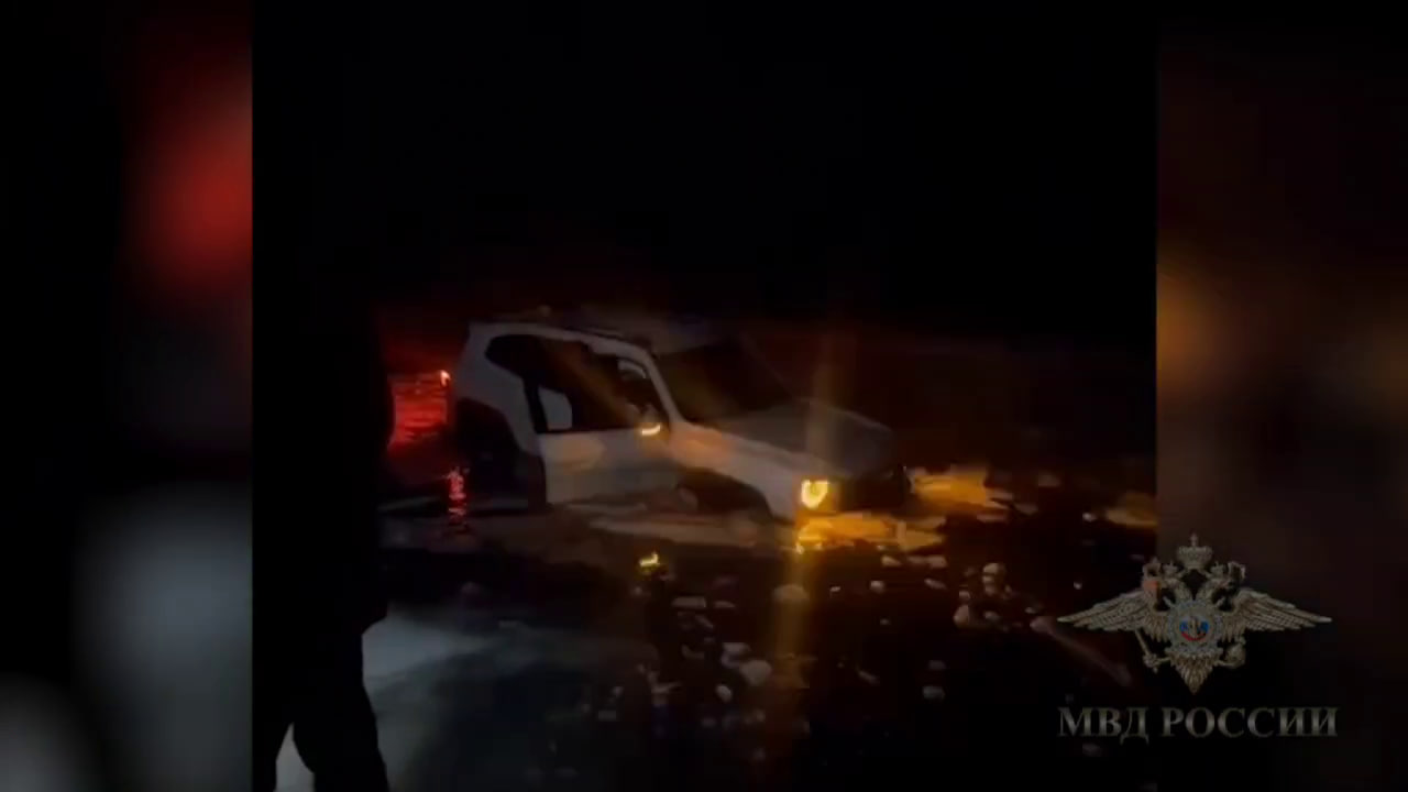 Полицейские спасли людей из машины, провалившейся под лед в Волгоградской области