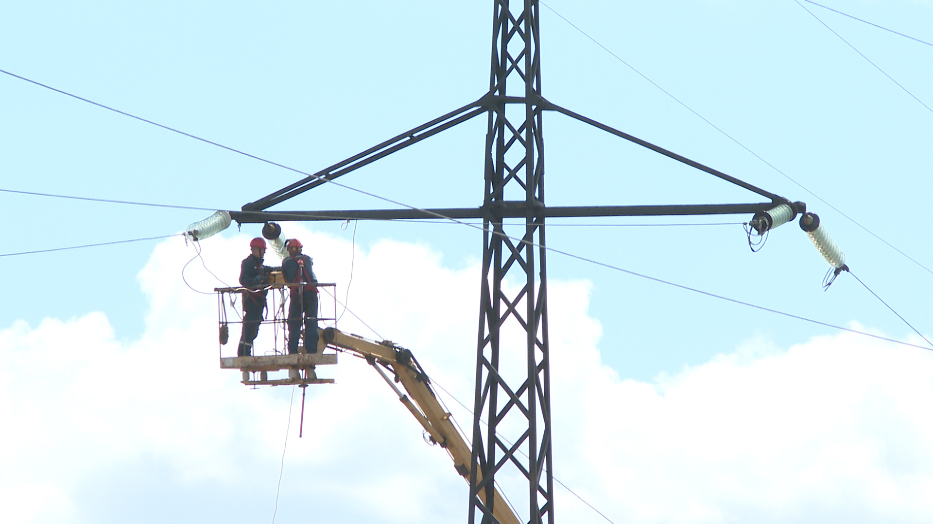 19 бригад энергетиков восстанавливают свет в районах Волгоградской области